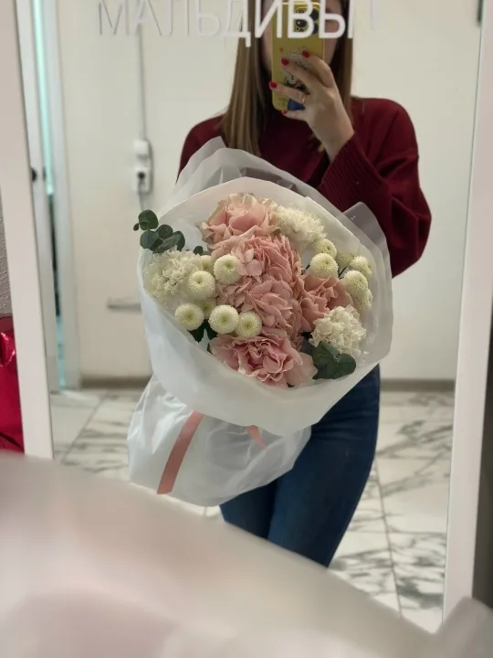 Стильный круглый букет с гортензией и французскими розами