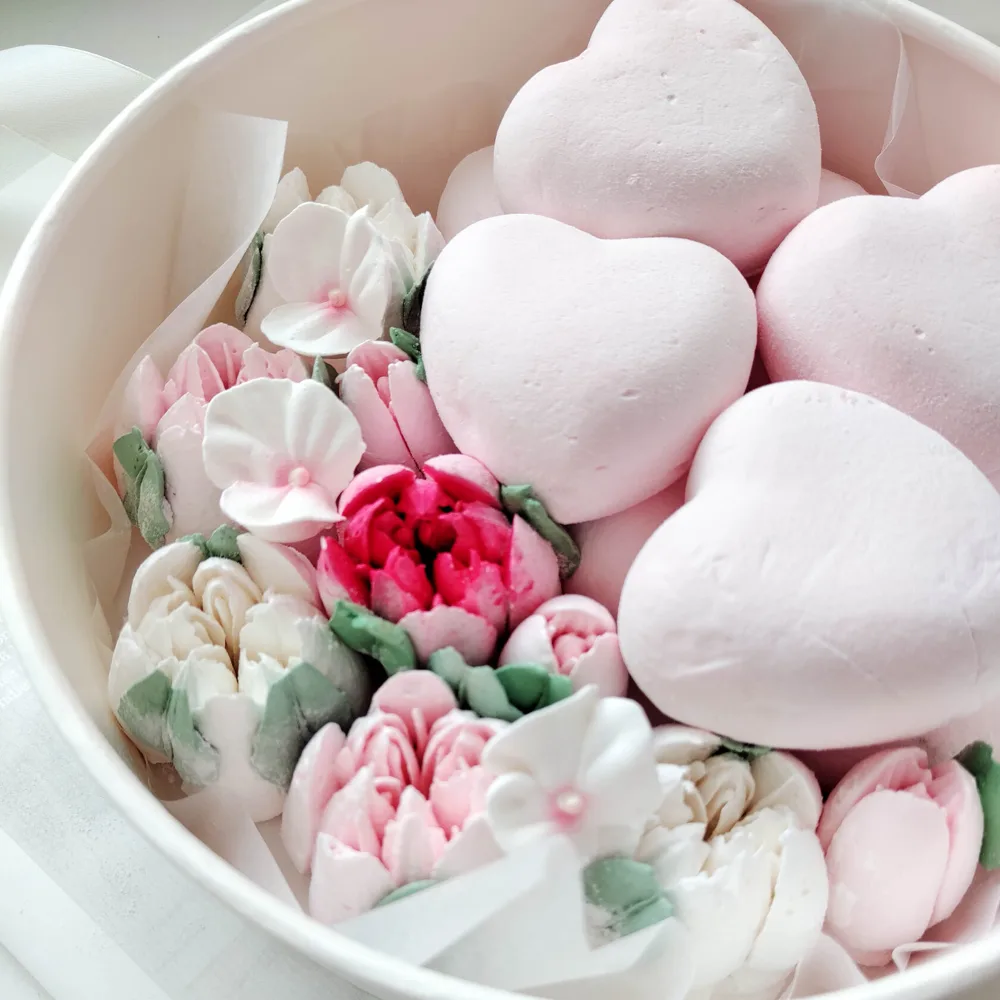 Шляпная коробка с зефирными сердцами и цветами, 21 см