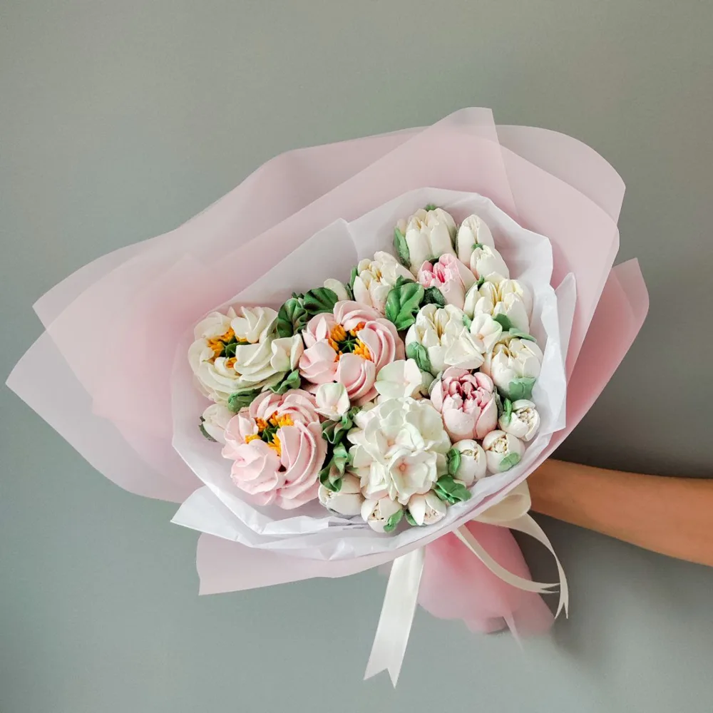 Букет из зефирных пионов и тюльпанов 30*20см