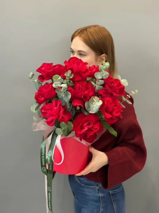 9 французских роз с эвкалиптом