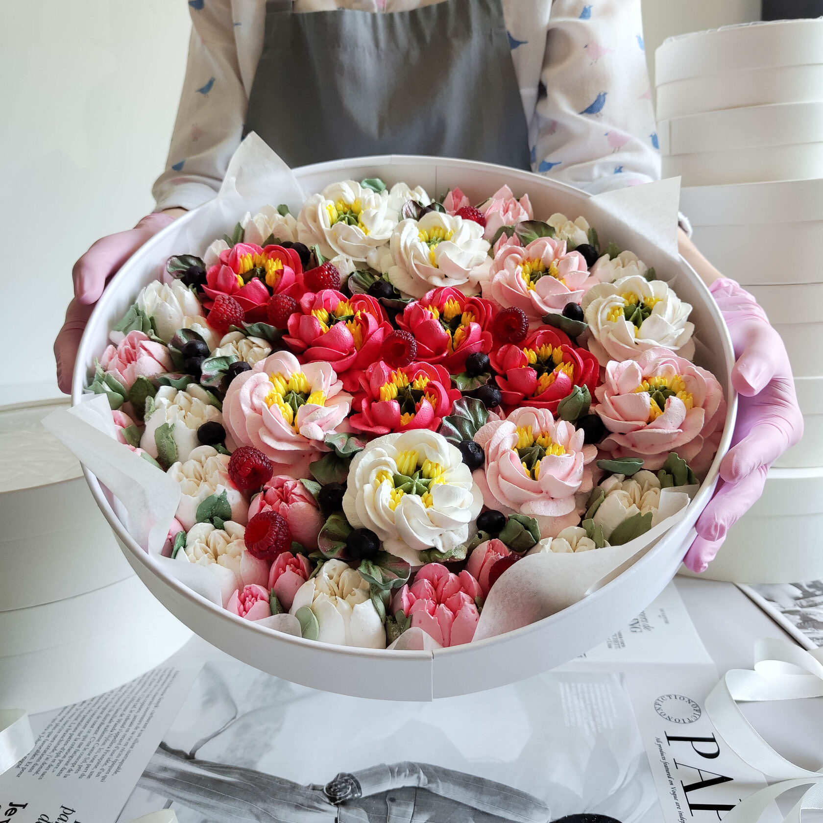 Шляпная коробка с зефирными пионами 35 см (два слоя зефира)