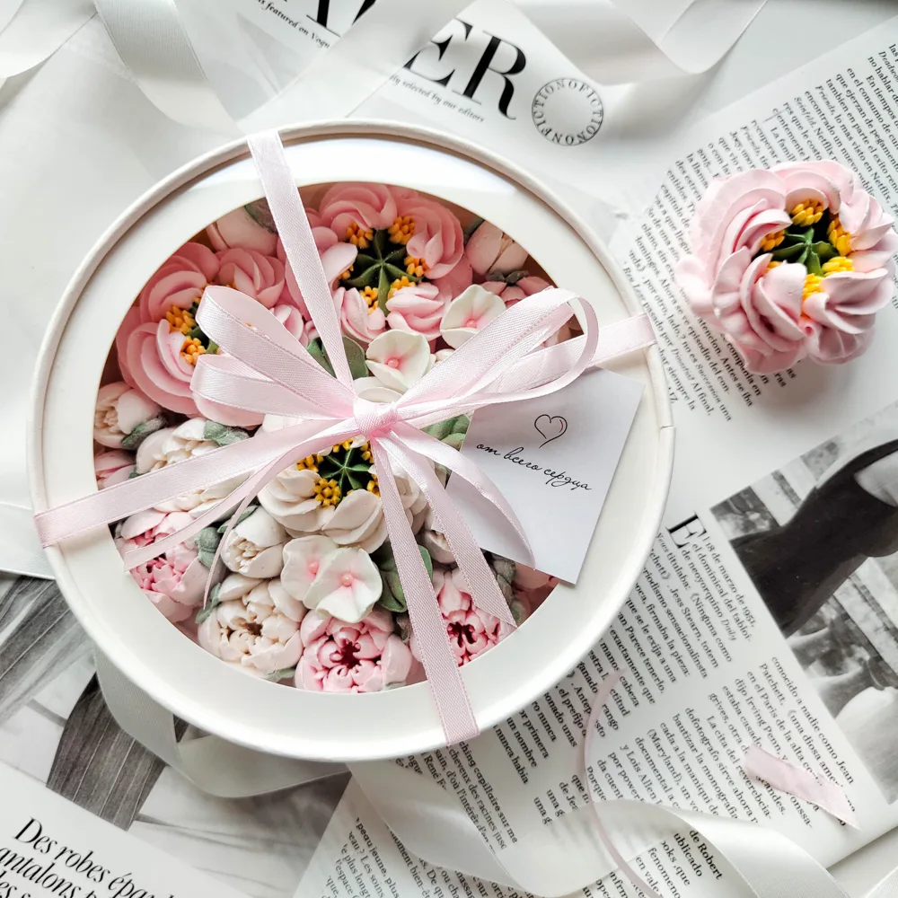 Шляпная коробка с зефирными пионами и тюльпанами, 21 см