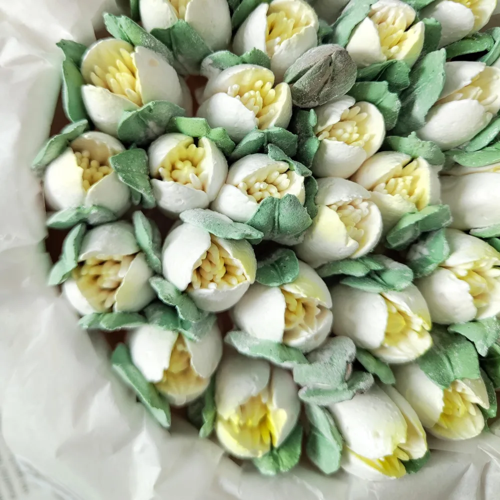 Корзина с зефирными подснежниками, 20 см