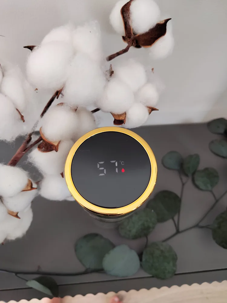Шляпная коробка c зефирными цветами, термосом и чаем 25 см
