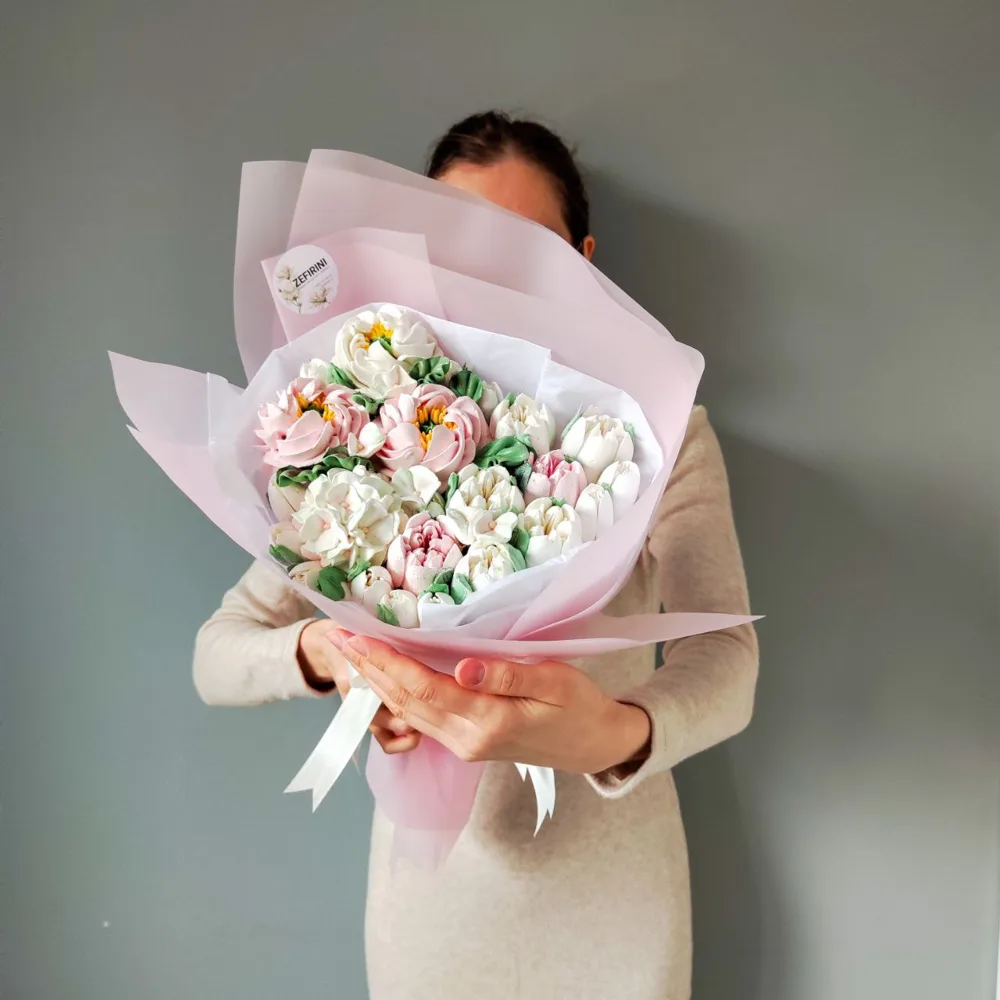 Букет из зефирных пионов и тюльпанов 30*20см