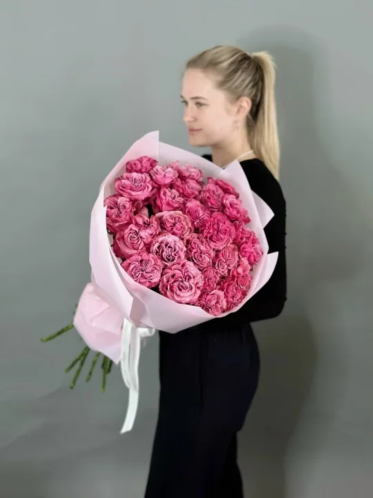 25 пионовидных роз