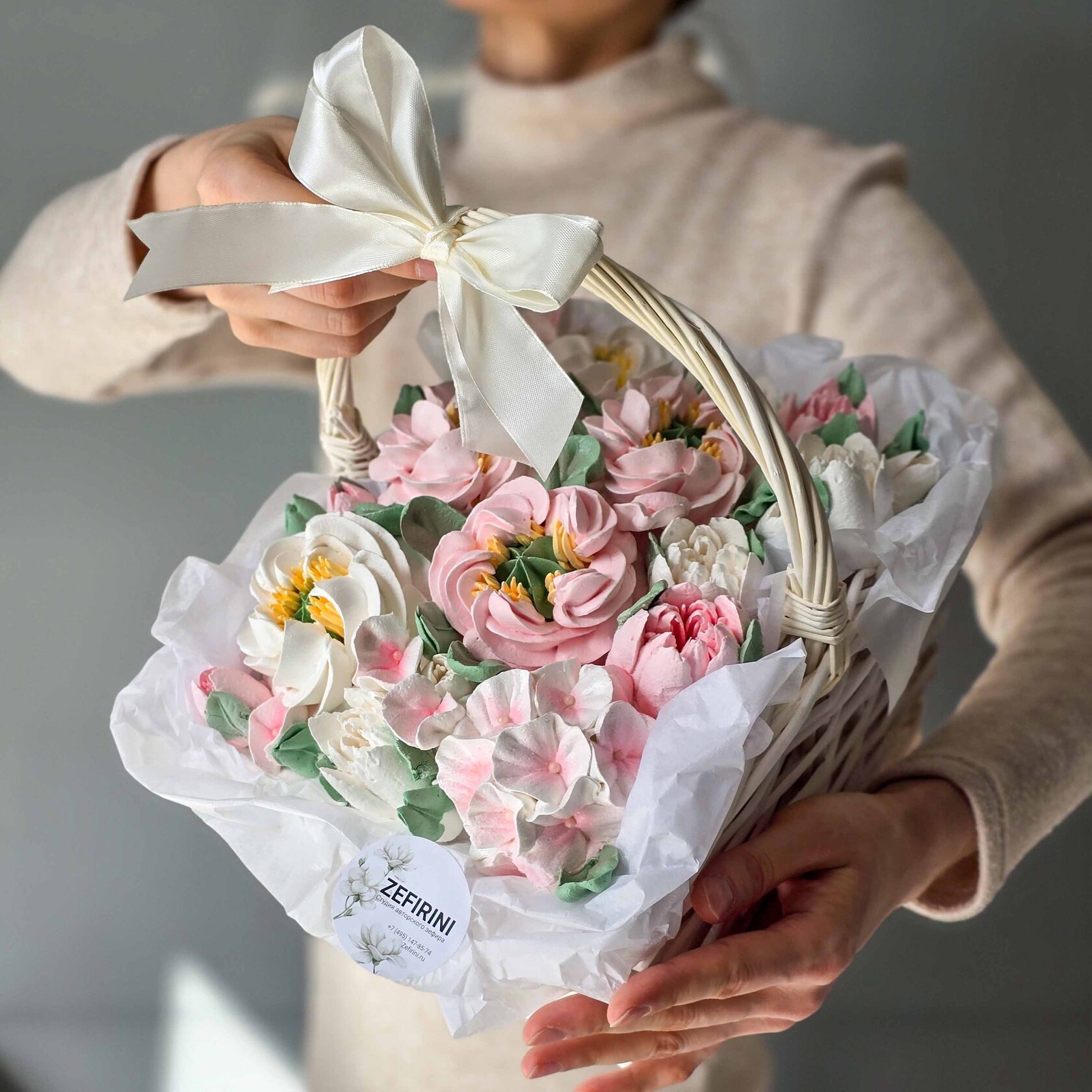 Корзина с цветами из зефира 27*22см