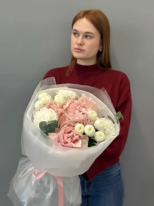 Стильный круглый букет с гортензией и французскими розами