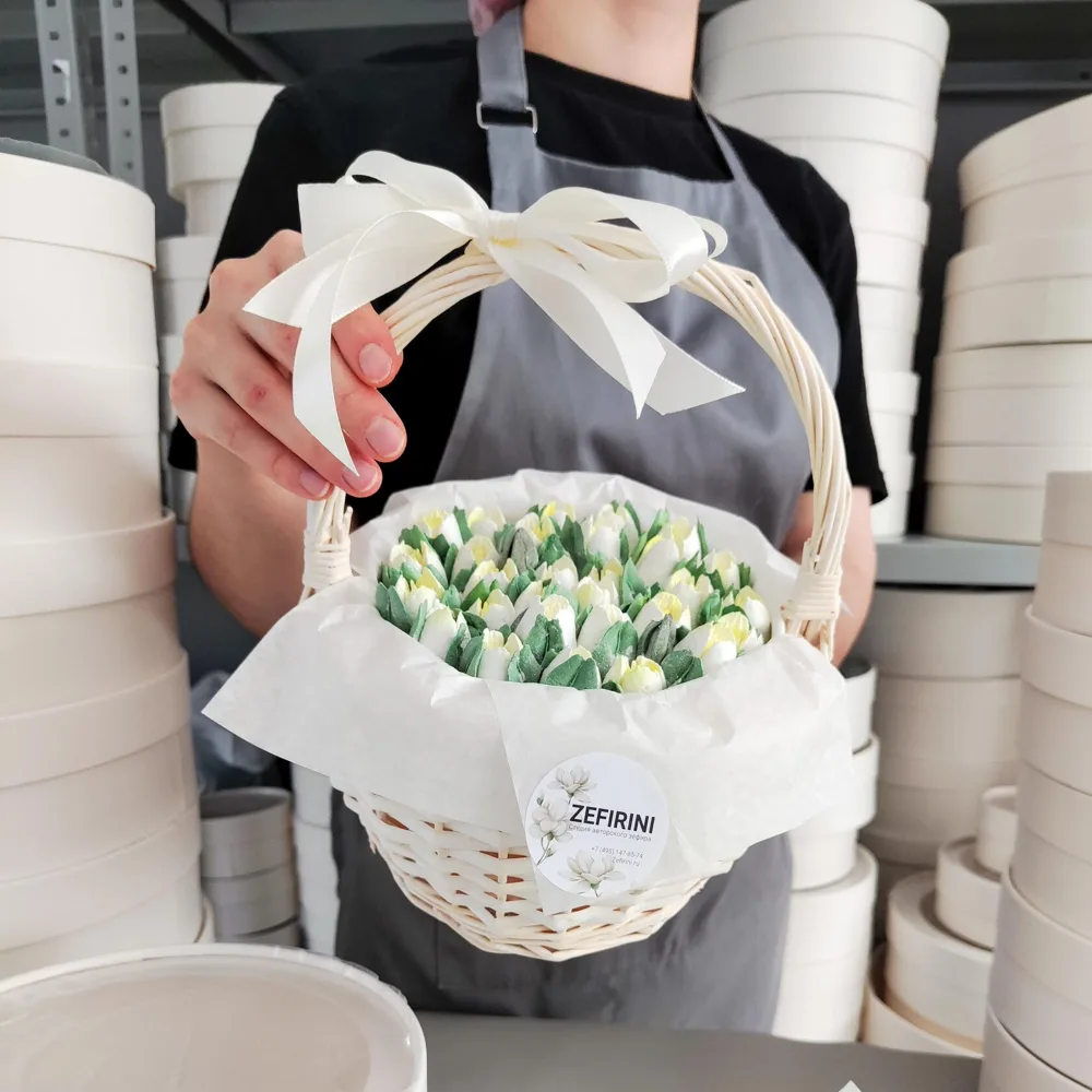 Корзина с зефирными подснежниками, 20 см