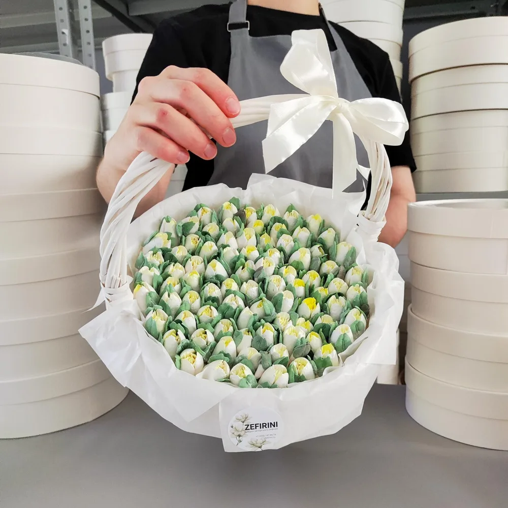 Корзина с зефирными подснежниками, 27 см