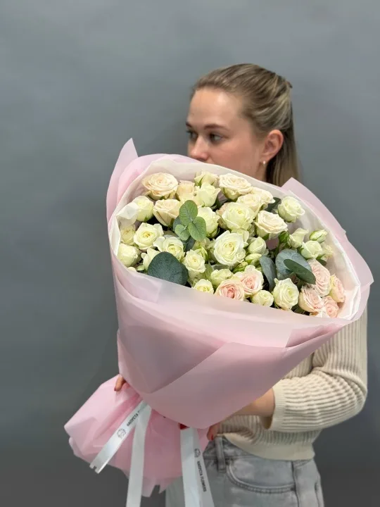 Кустовые розы и эвкалипт