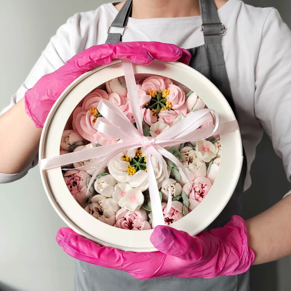 Шляпная коробка с зефирными пионами и тюльпанами, 21 см