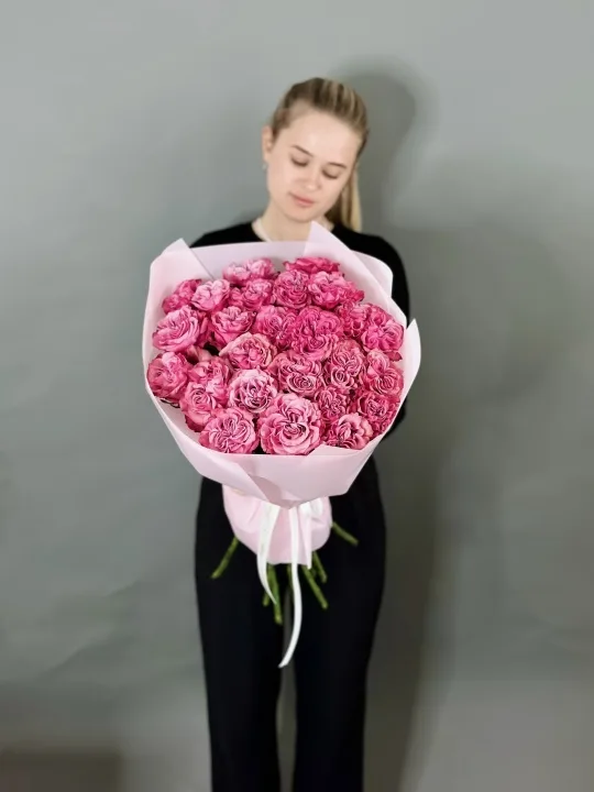 25 пионовидных роз