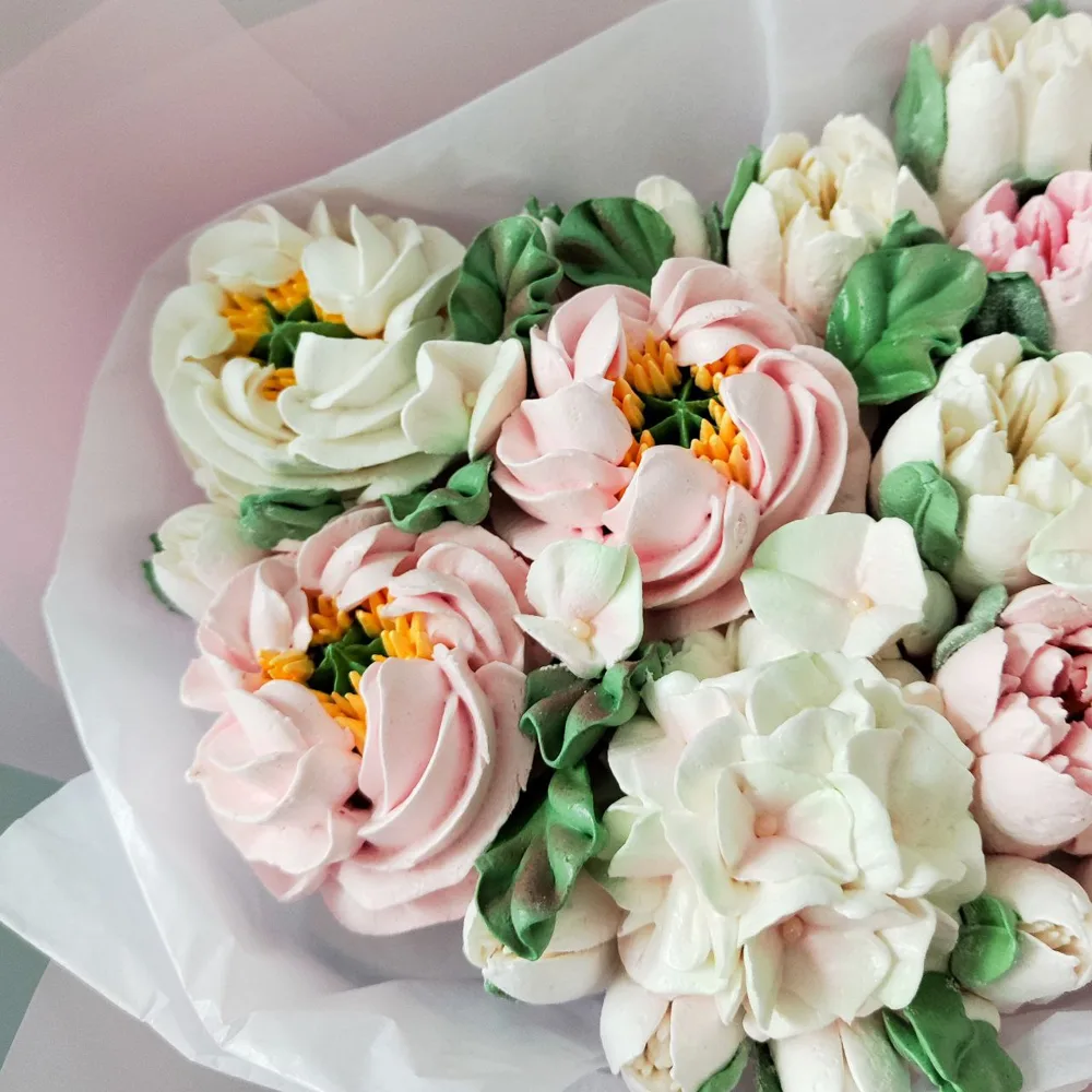 Букет из зефирных пионов и тюльпанов 30*20см