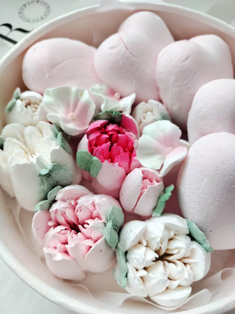 Шляпная коробка с зефирными сердцами и цветами, 18 см