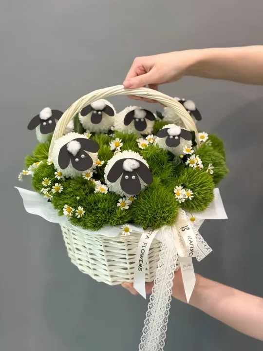 Корзинка с барашками на полянке (7 штук)
