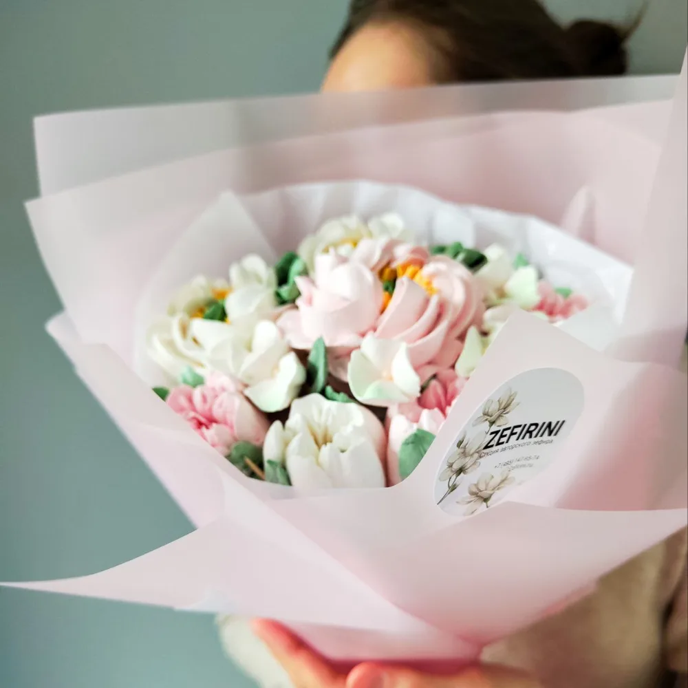 Букет из зефирных пионов и тюльпанов 20*20см