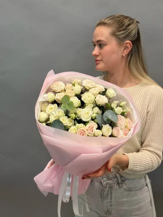 Кустовые розы и эвкалипт