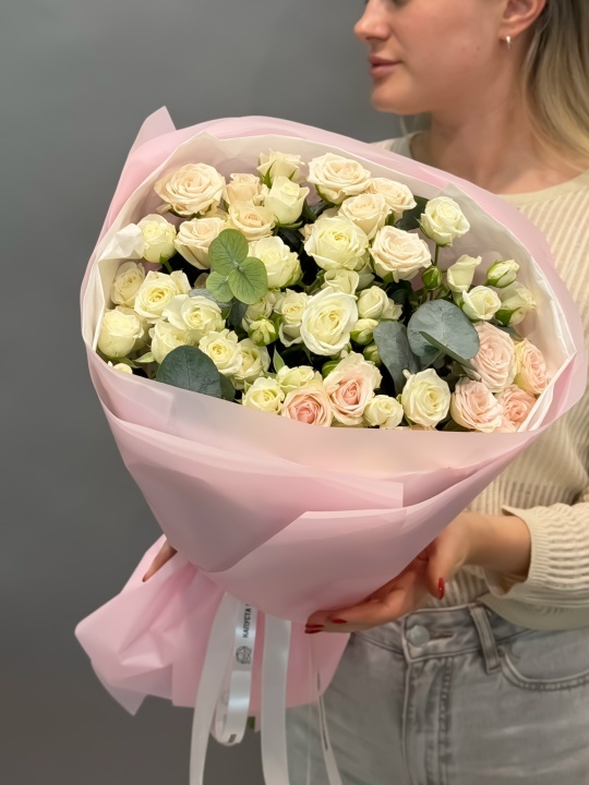 Кустовые розы и эвкалипт