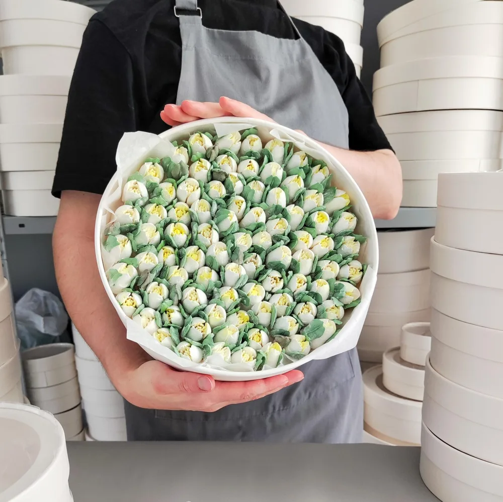 Шляпная коробка с зефирными подснежниками, 25 см