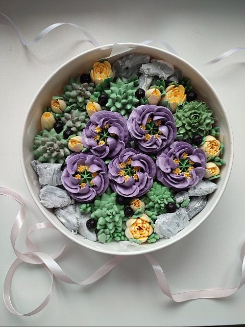 Шляпная коробка с зефирными пионами и суккулентами 30 см (два слоя зефира)