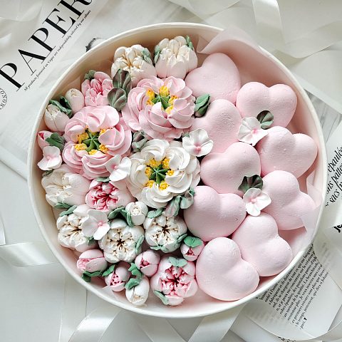 Шляпная коробка с зефирными сердечками и цветами 30 см