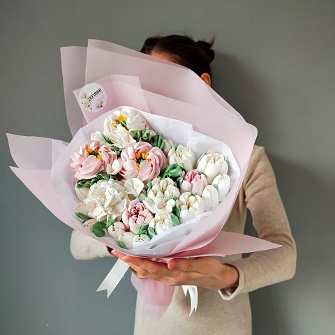 Букет из зефирных пионов и тюльпанов 30*20см